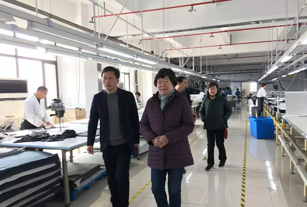 虎豹集團沙增斌副總經理陪同謝會長、郁會長參觀工廠